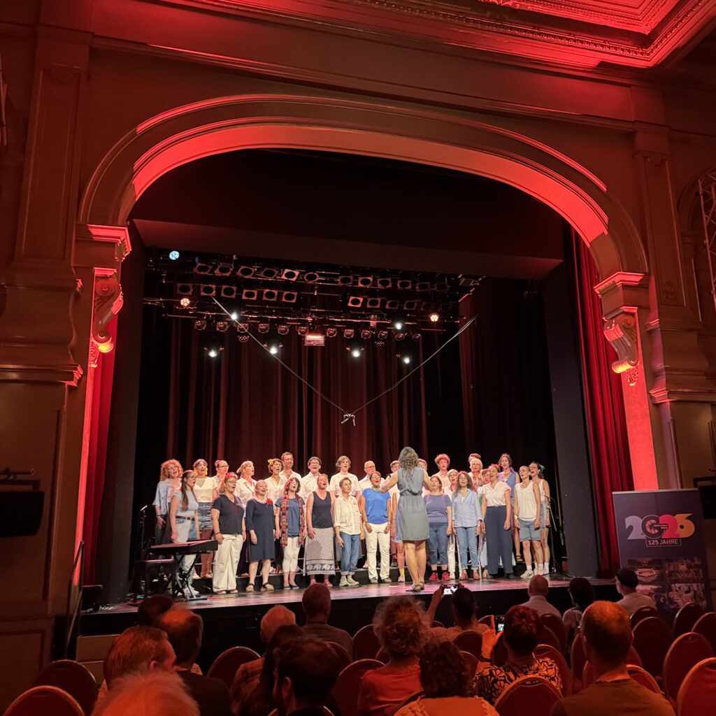 Die Vocal Harmonies auf der Bühne im Heimathafen Neukölln bei der Fête de la Musique 2026